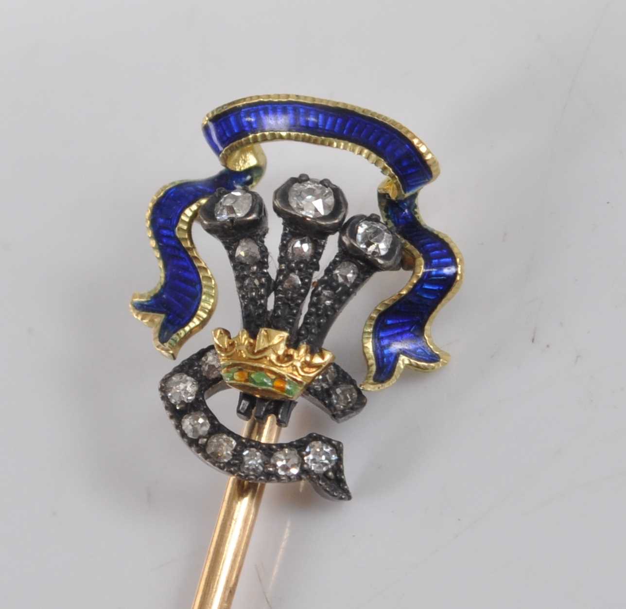 A yellow and white metal, enamel and diamond stick pin, depicting a fleur de lys emblem set with - Bild 2 aus 3