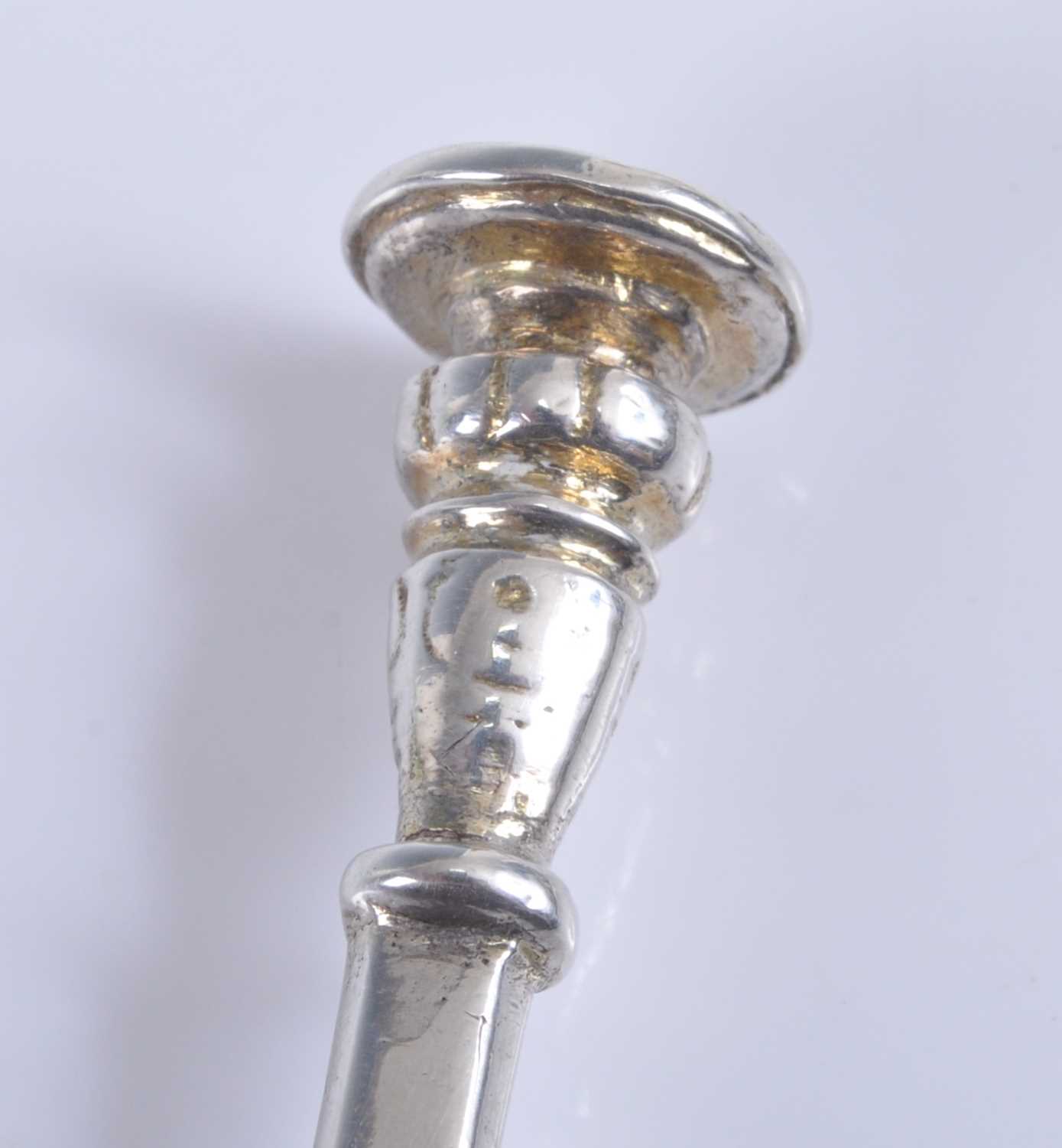 A Charles I silver seal-top spoon, of typical form with fig shaped bowl and lobed double baluster - Bild 5 aus 6