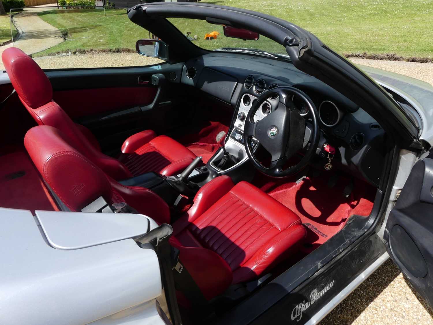 A 1999 Alfa Romeo Spider L 2.0 twin spark Registration V631 RNP Chassis No. ZAR 9160000006061251 - Bild 8 aus 19