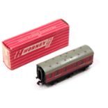 Hornby-Dublo 4076 Six-wheeled passenger brake van, rubbers on couplings (NM-BE)