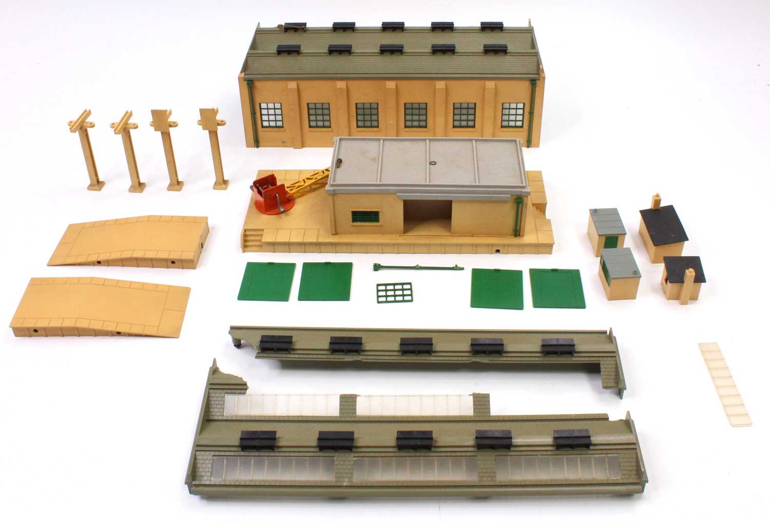 Hornby-Dublo super detail plastic buildings: Engine shed assembled and complete; goods depot