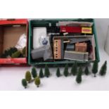 2 trays containing a collection of 00 Gauge Lineside accessories, to include Skaledale Buidlings,