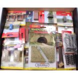 18 various carded and boxed Hornby Skaledale lineside accessories, to include AA Kiosk, Stone Portal