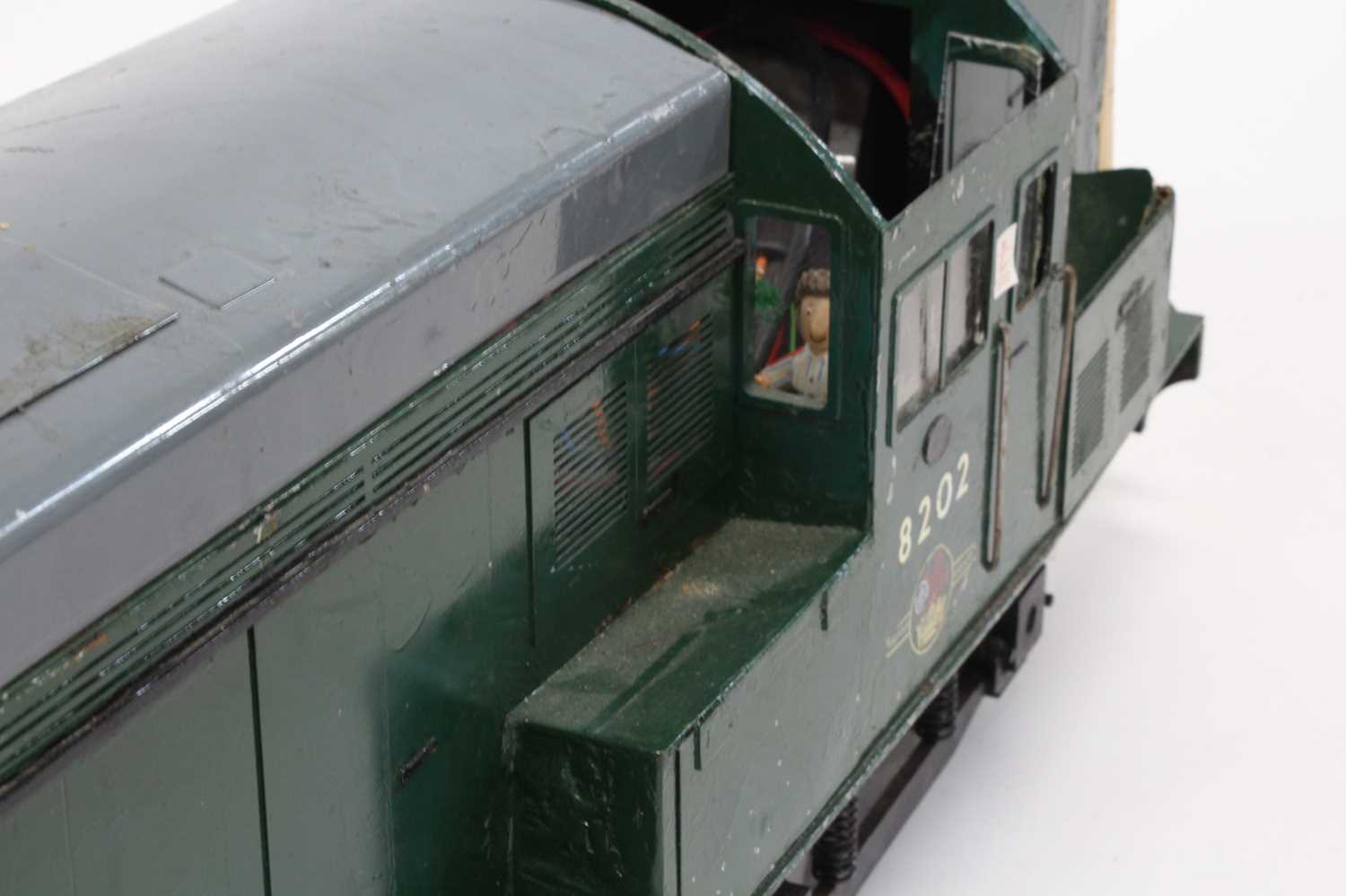 5 inch gauge battery operated model of a Diesel Electric Locomotive, finished in green with Number - Image 4 of 6