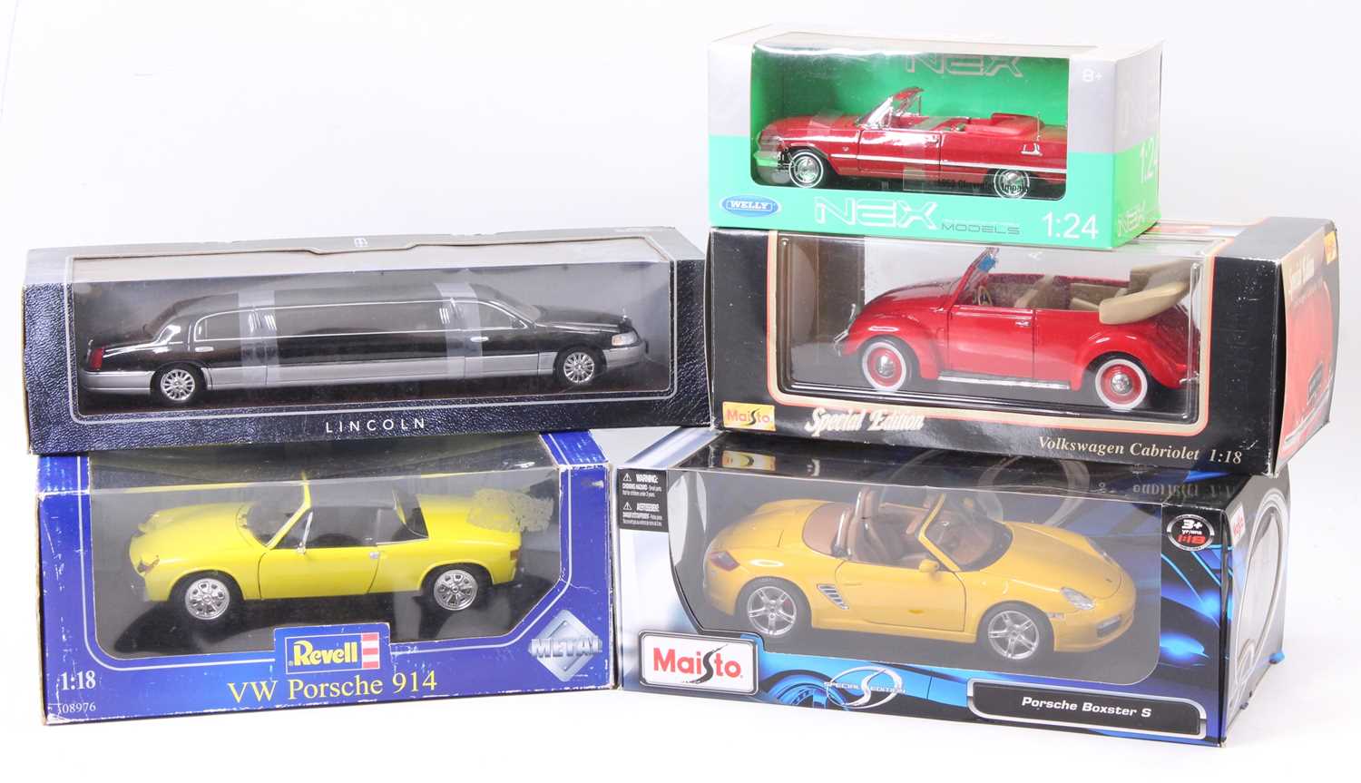 Five various boxed 1/18 and 1/24 scale modern issue diecast vehicles to include Maisto, Revell and
