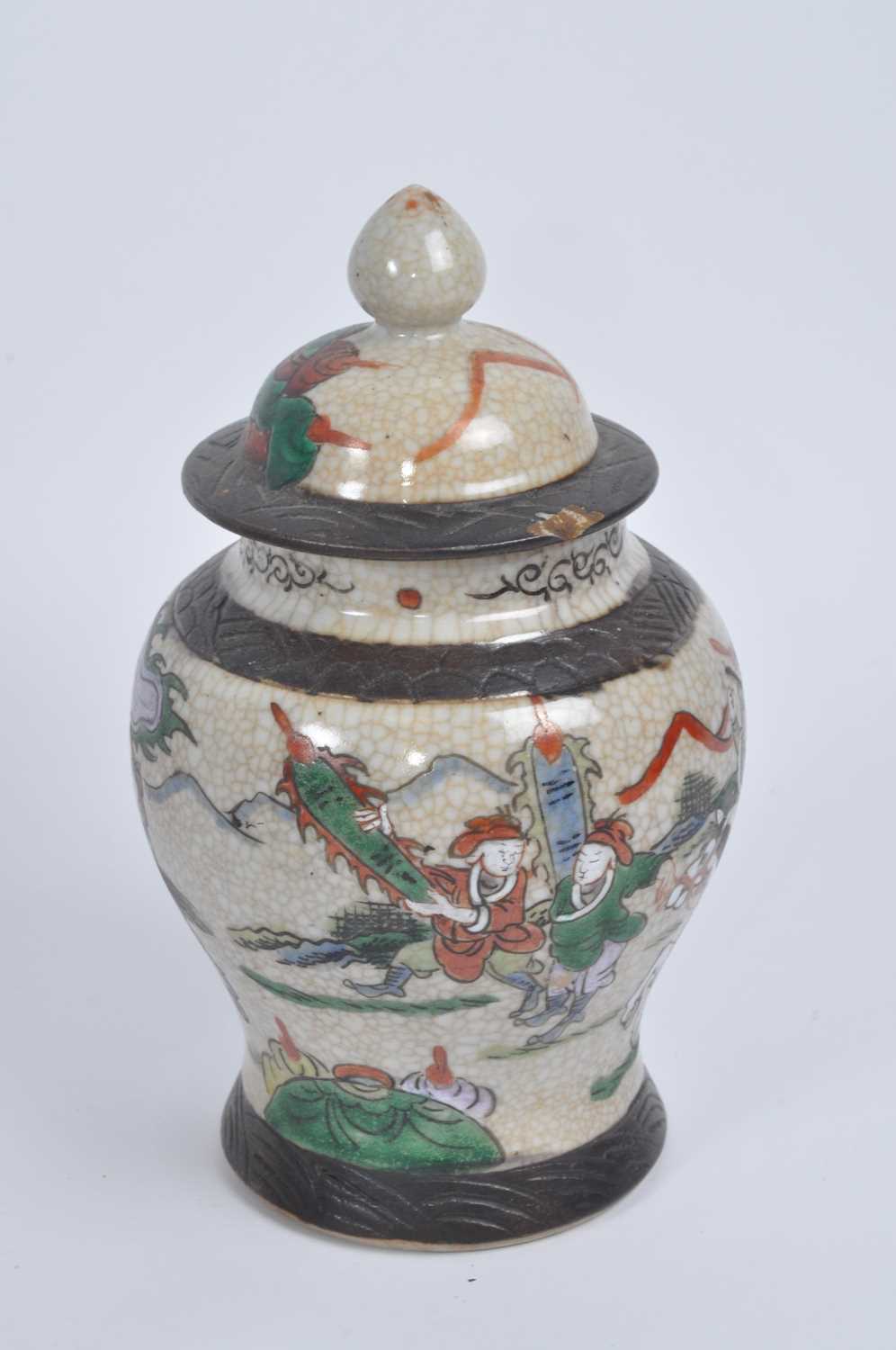 A box of glass and ceramics, to include a Poole pottery vase, a Chinese Nanking temple jar, and - Bild 4 aus 6