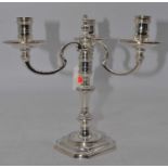 An Elizabeth II silver three-branch table candelabra, Birmingham 1990, 28oz, h.21.5cm