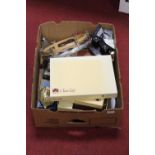 A box of miscellaneous items to include a box of Cloverleaf place mats, a bakelite Viewmaster