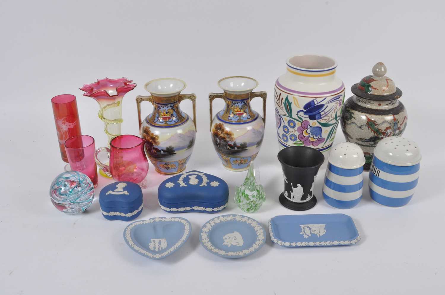 A box of glass and ceramics, to include a Poole pottery vase, a Chinese Nanking temple jar, and - Bild 6 aus 6