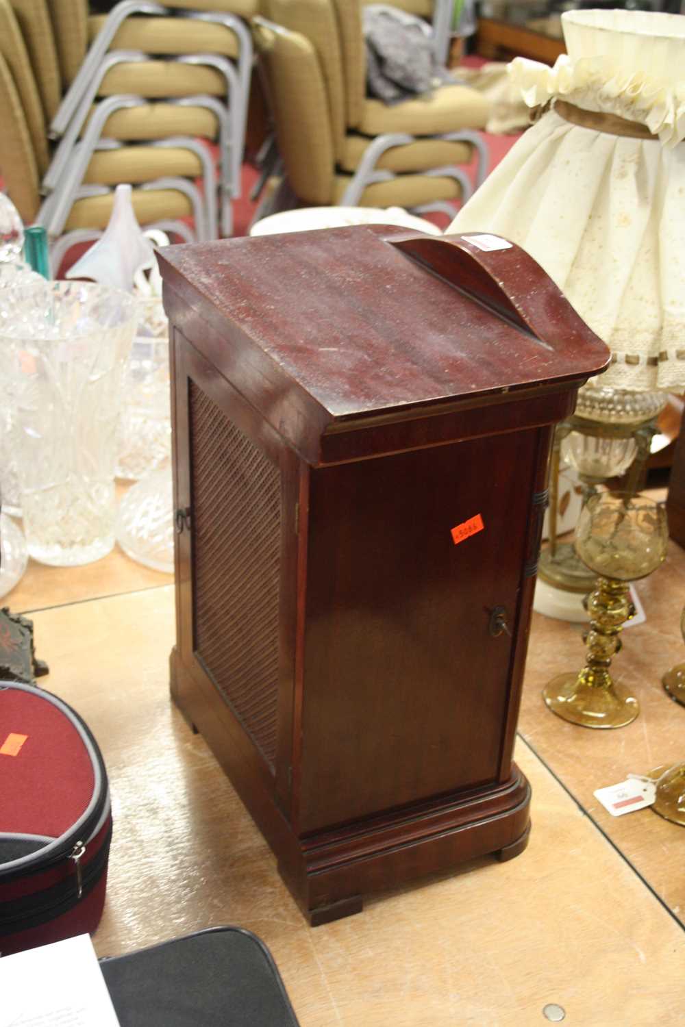 A 20th century mahogany cased eight-day mantel clock, the silvered chapter showing Roman numerals - Image 2 of 3