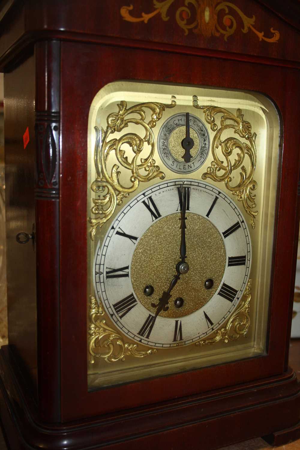 A 20th century mahogany cased eight-day mantel clock, the silvered chapter showing Roman numerals - Image 3 of 3