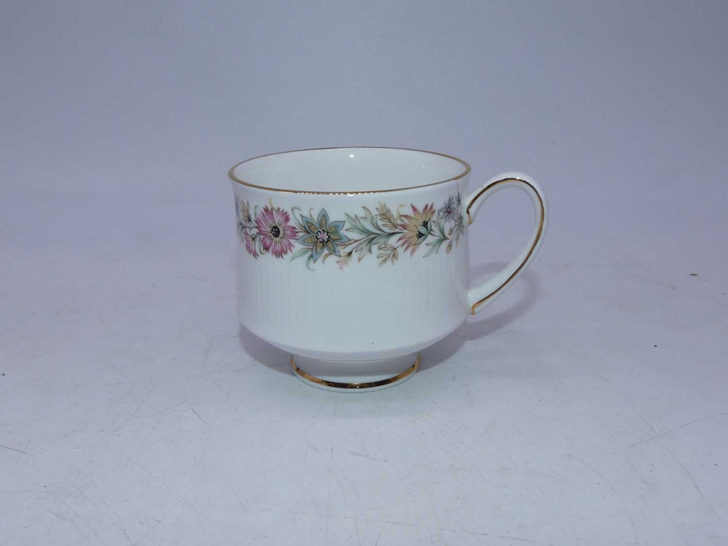 An extensive Paragon Fine Bone China dinner and tea service, in the Belinda pattern - Image 3 of 4