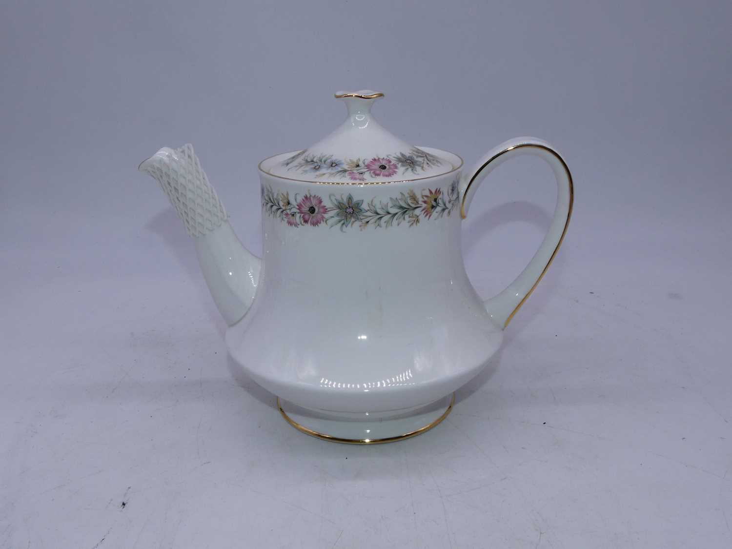 An extensive Paragon Fine Bone China dinner and tea service, in the Belinda pattern - Image 4 of 4
