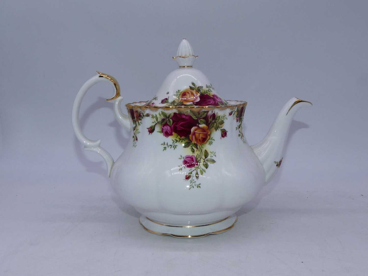 A Royal Albert ten-place setting bone china tea service, in the Old Country Roses pattern - Image 4 of 4