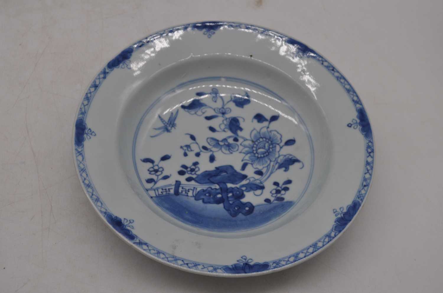 A collection of 18th century and later Chinese export ceramics to include a floral decorated - Bild 7 aus 8