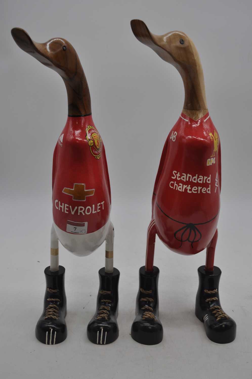 Two carved wooden model of ducks in football shirts - Bild 2 aus 2