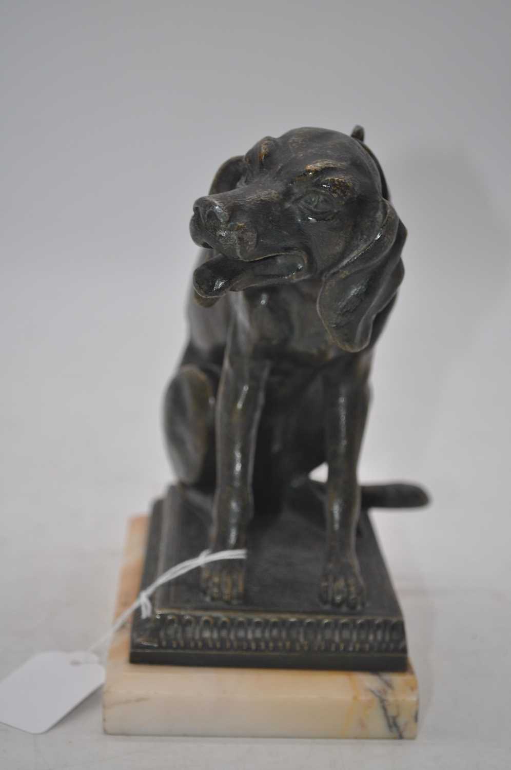 A 20th century bronzed metal model of a seated dog, mounted upon a cavetto moulded base and polished - Bild 3 aus 3