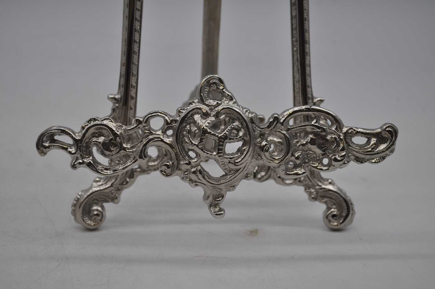 A pair of reproduction Rococo-style white metal plated table easels, each with Rockdale - Bild 3 aus 3
