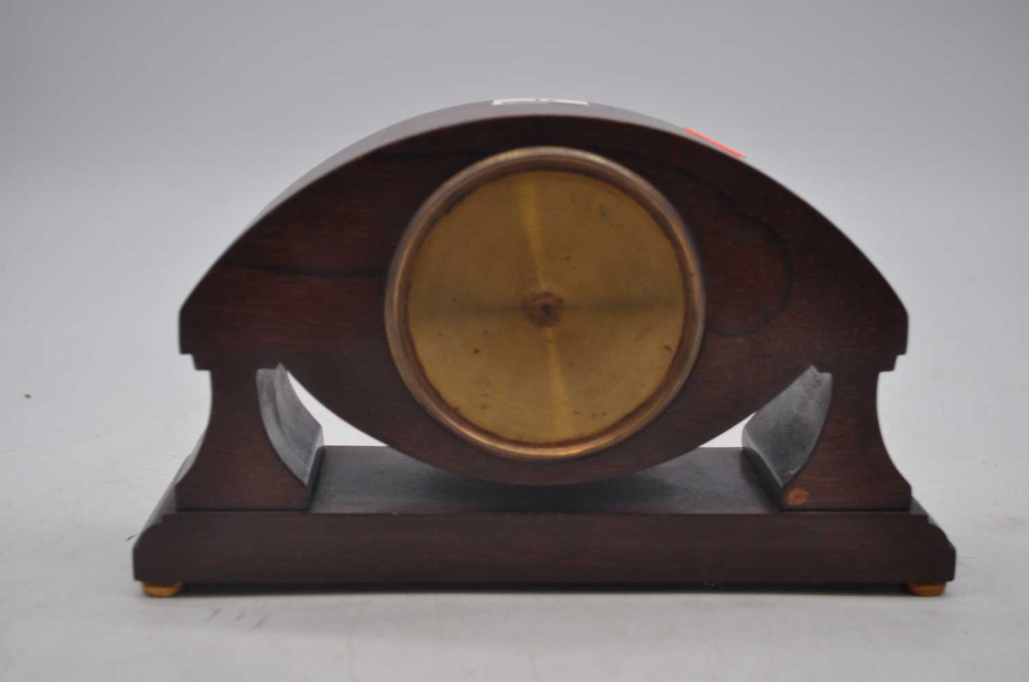 An early 20th century boxwood strung mahogany mantel clock, the dial showing Arabic numerals and - Bild 2 aus 3