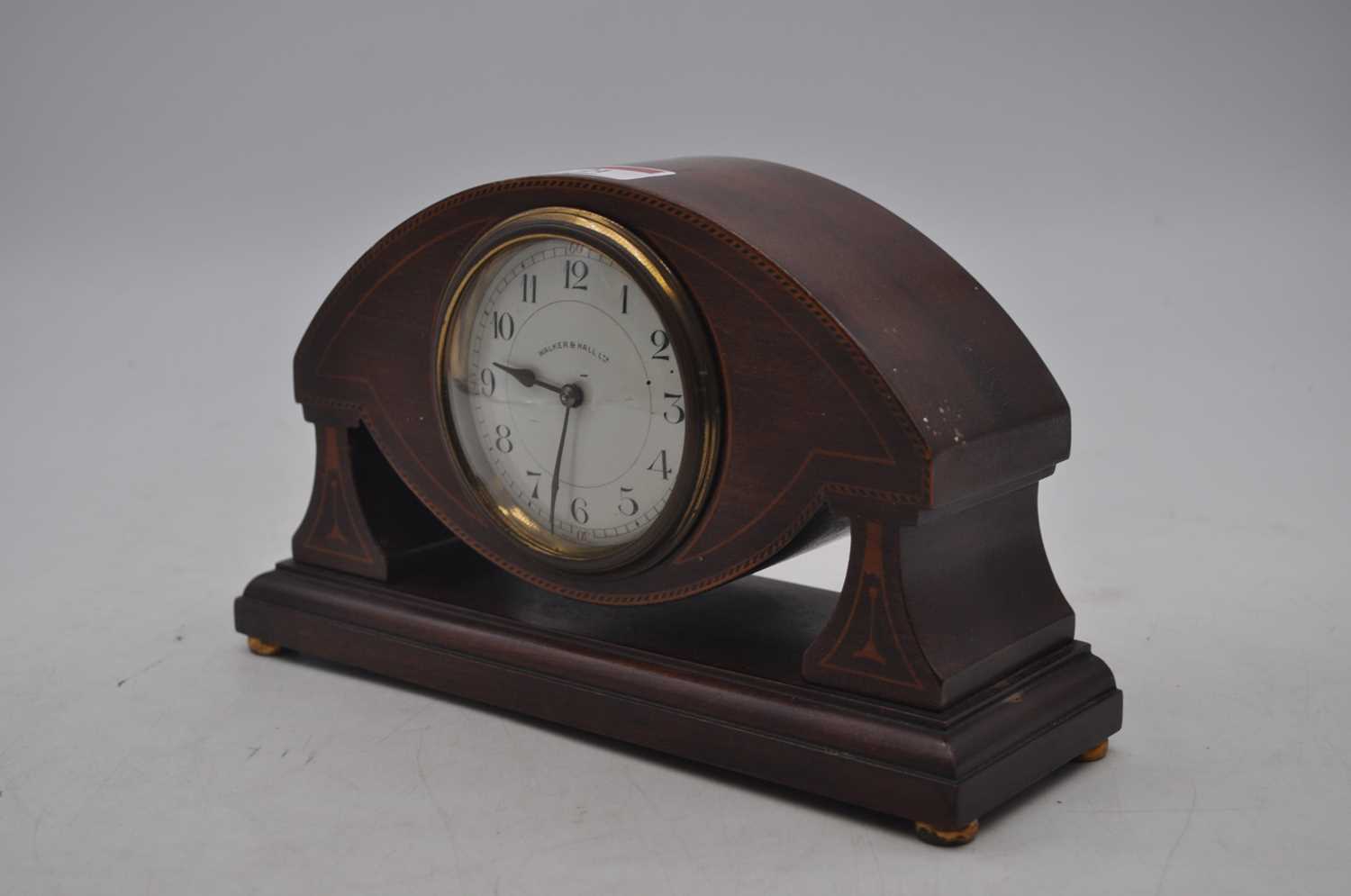 An early 20th century boxwood strung mahogany mantel clock, the dial showing Arabic numerals and - Bild 3 aus 3