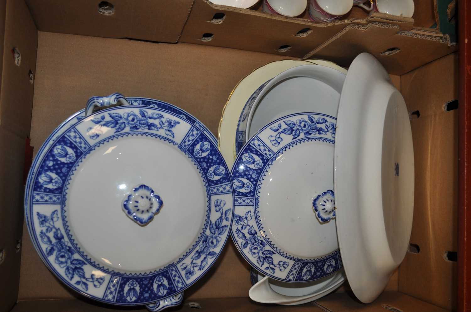Two boxes containing various ceramics to include a Royal Osborn porcelain part tea service - Bild 3 aus 9