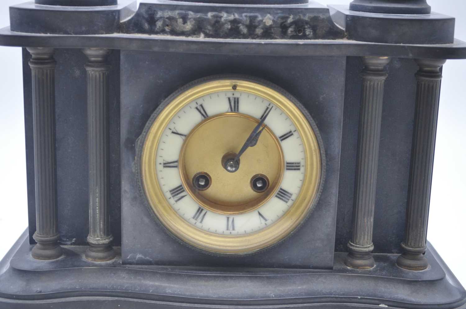 A Victorian black slate 8-day mantel clock, of architectural form, the enamelled chapter ring - Bild 2 aus 2