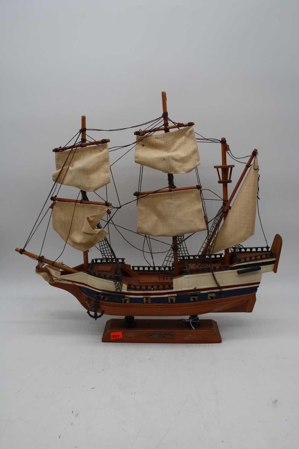 A wooden model of The Golden Hind, h.44cm; together with another similar of HMS Victory (2) - Bild 2 aus 3