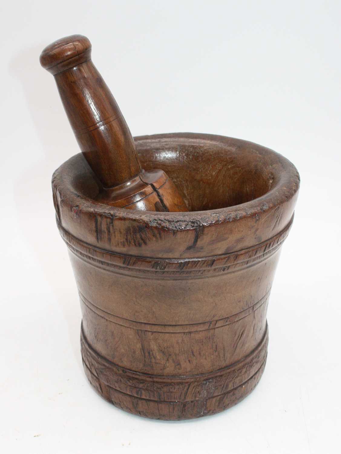 A turned sycamore pestle and mortar, the mortar h.17cm