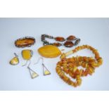 Assorted amber costume jewellery, to include clear and butterscotch multi-stone amber necklace,