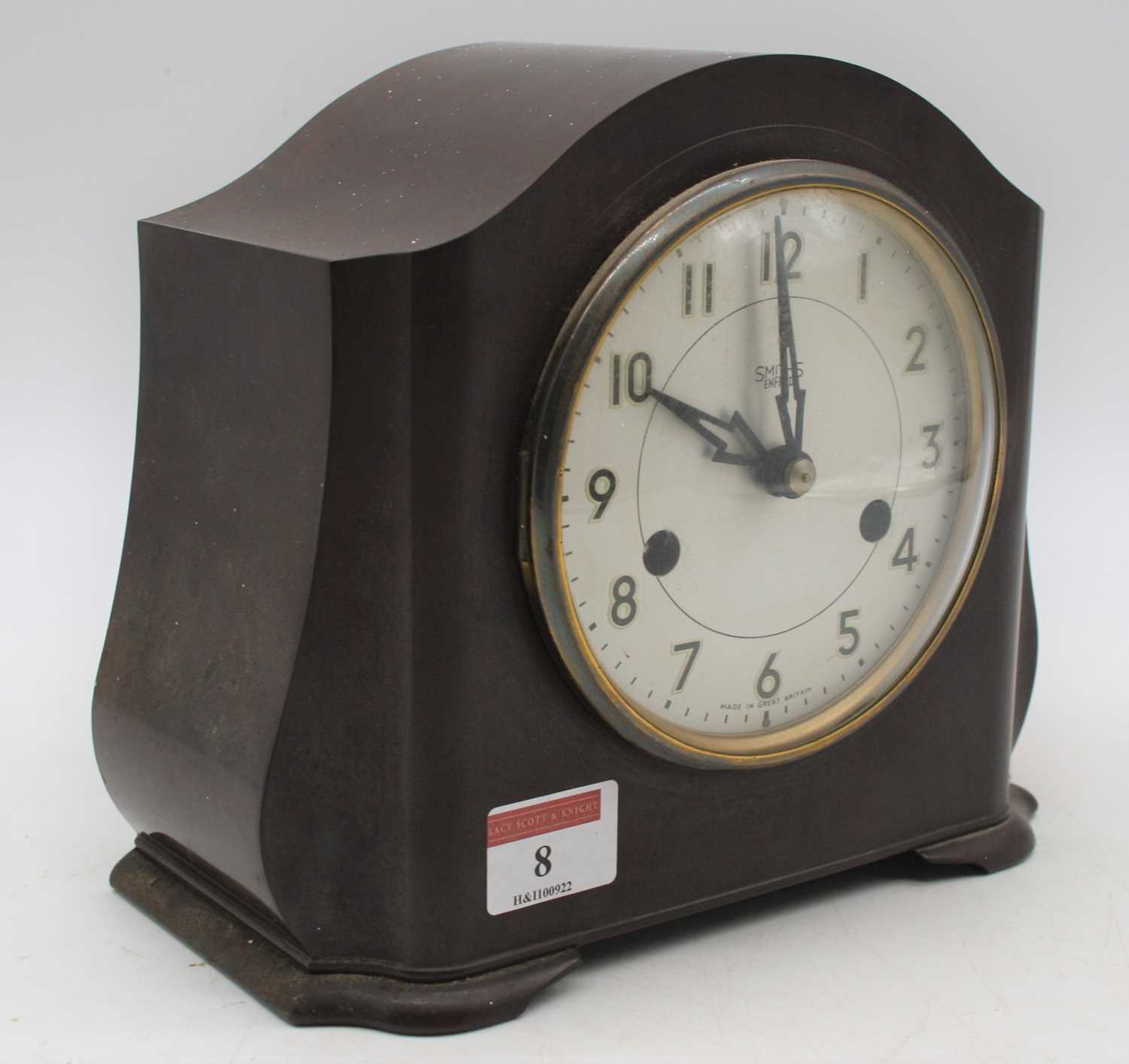 A 1930s Smiths bakelite cased mantel clock, h.18cm