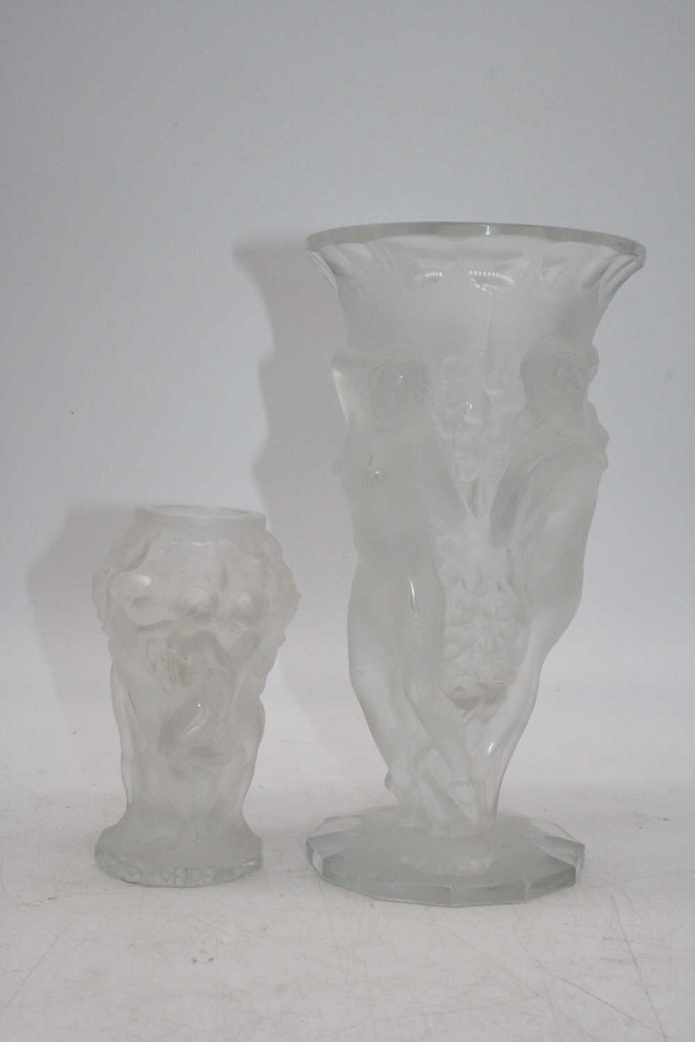 An early 20th century Czechoslovakian frosted glass vase by the Densa Glass Company, having a flared - Bild 2 aus 3
