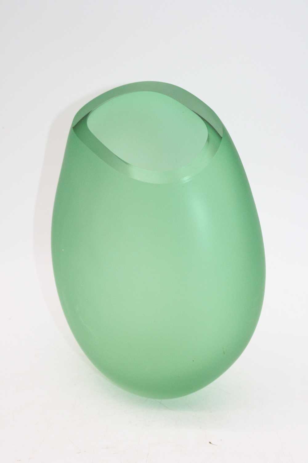 A collection of coloured glassware to include a Loetz style iridescent glass vase, height 12. - Bild 3 aus 5