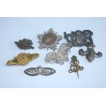 Assorted brooches, to include filigree and fleur de lys examples; together with a VR silver