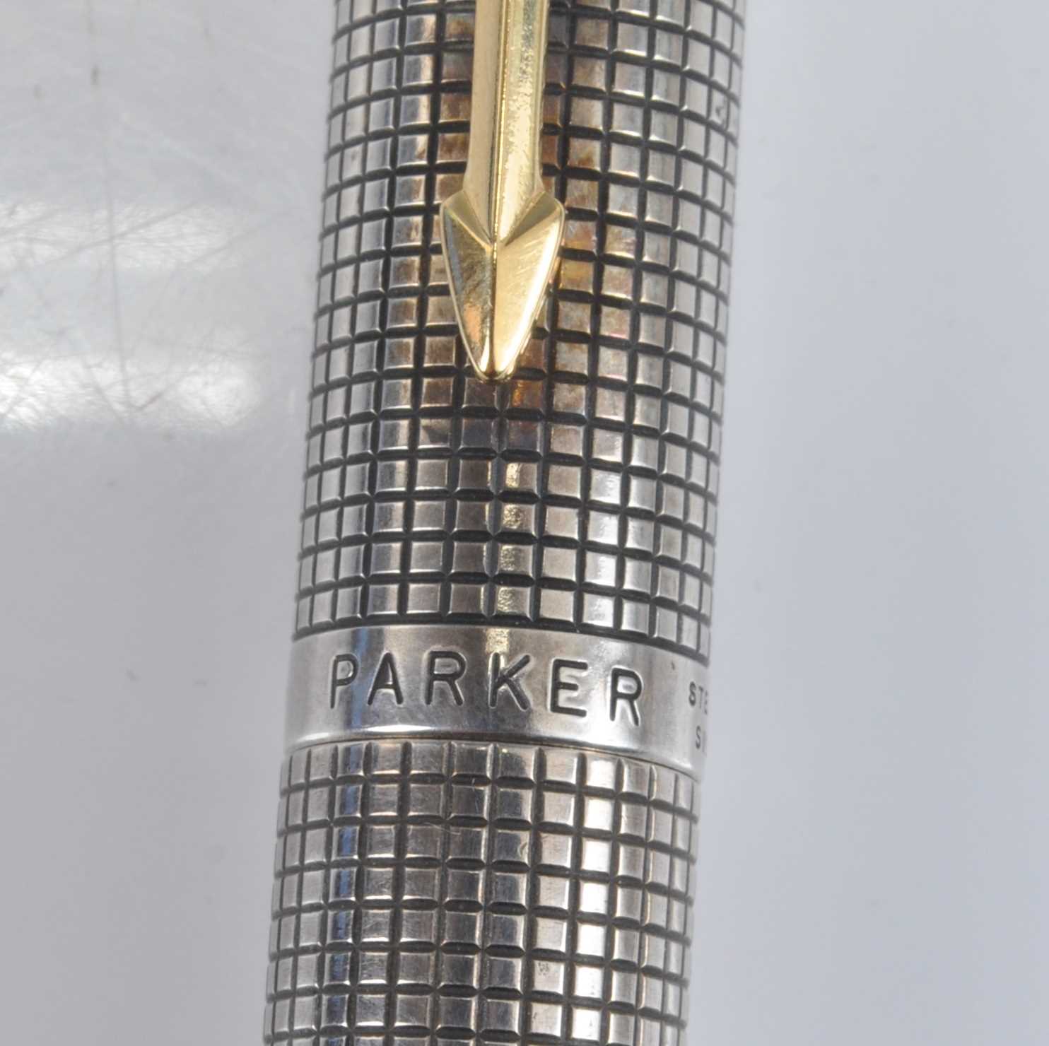 A Parker 75 Cisele fountain pen, in silver crosshatch with gold plated fittings, the cap with - Image 4 of 7