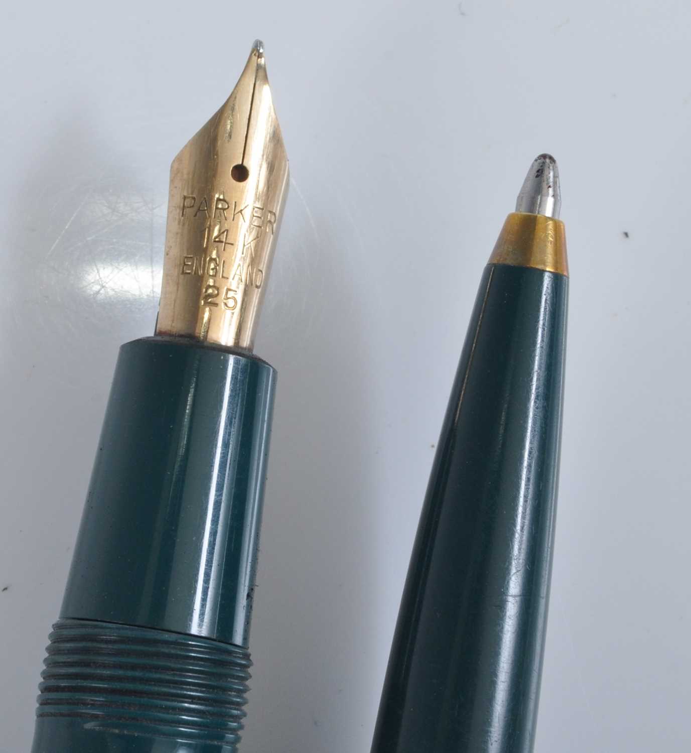 A Parker Duofold fountain pen and ballpoint pen set, in emerald green with gold trim, the fountain - Image 2 of 7