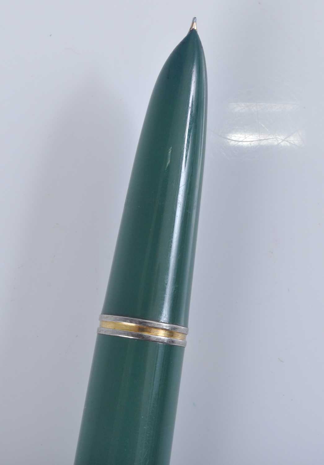 A Parker 51 double jewelled fountain pen, in Nassau Green with gold trim, the barrel engraved PARKER - Image 2 of 7