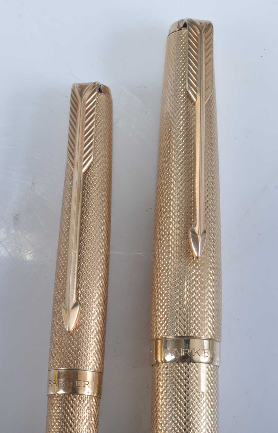 A Parker 61 Presidential double-jewelled fountain pen and ballpoint pen, in the Gold Barley pattern, - Image 3 of 6