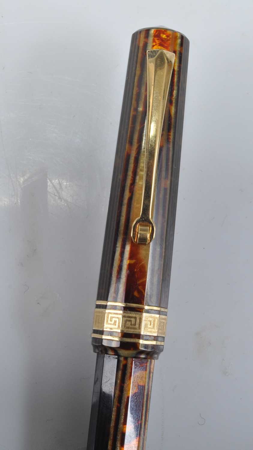 An Omas faceted ballpoint pen from the Arte Italiana Collection, in Arco Brown with gold plated - Bild 3 aus 4