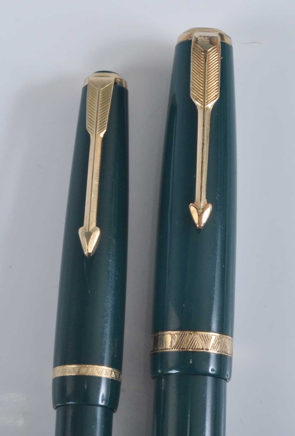 A Parker Duofold fountain pen and ballpoint pen set, in emerald green with gold trim, the fountain - Image 3 of 7