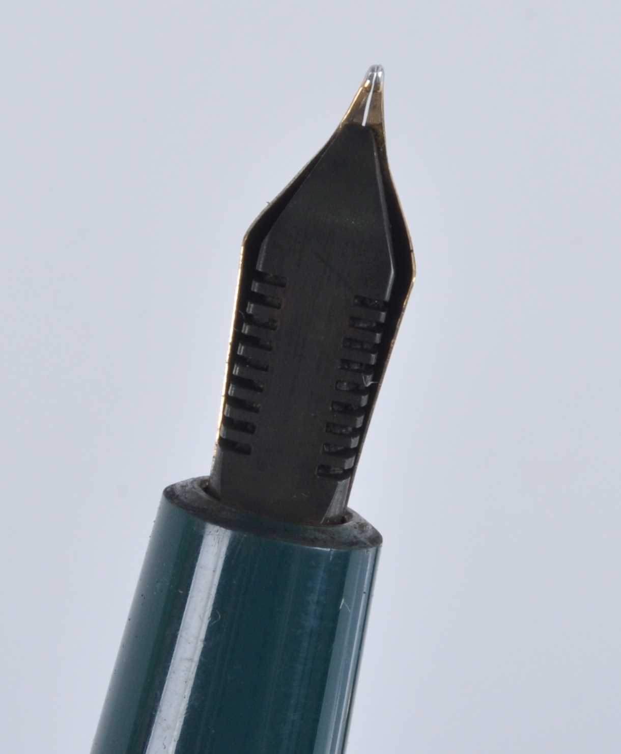 A Parker Duofold fountain pen and ballpoint pen set, in emerald green with gold trim, the fountain - Image 5 of 7