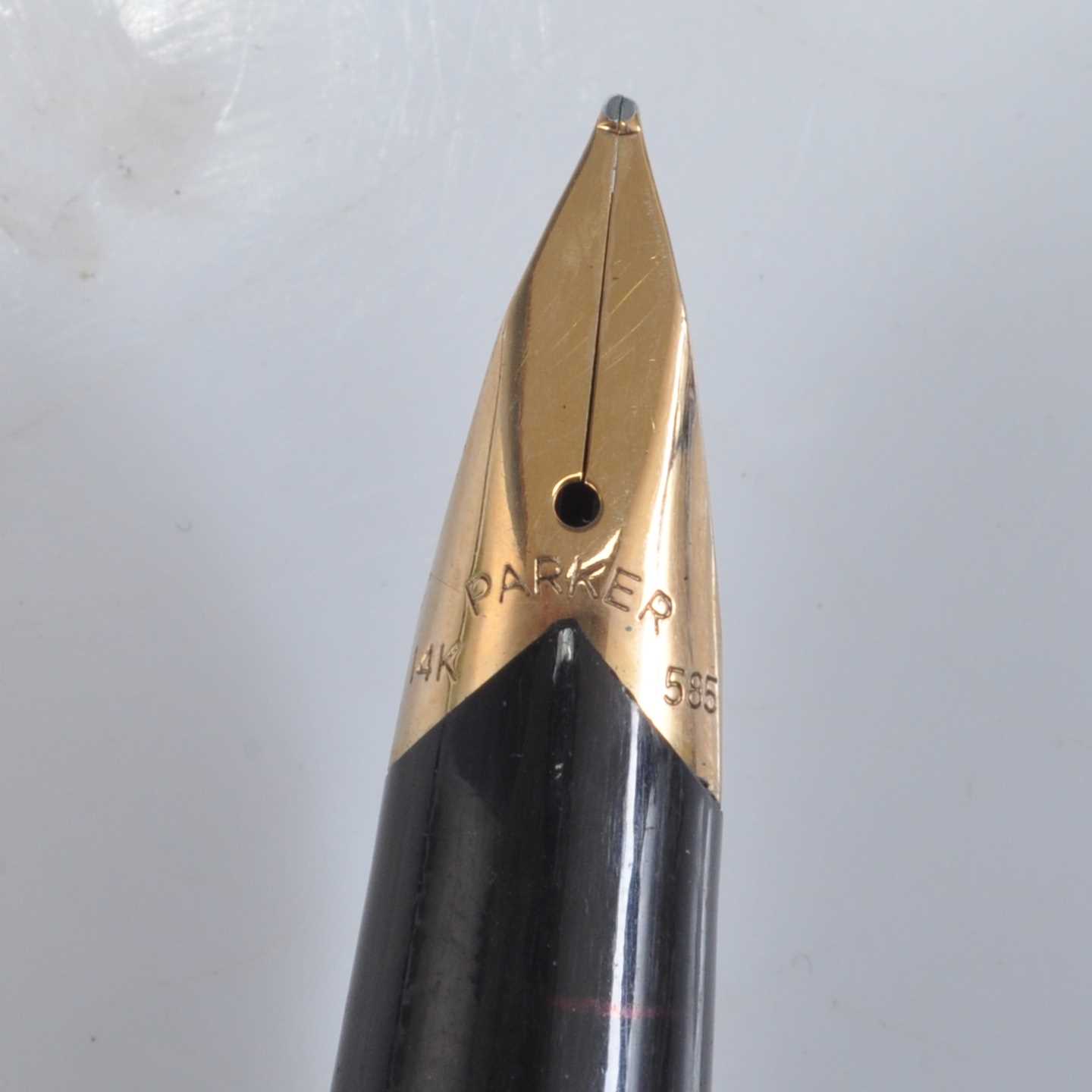 A Parker 65 Custom Insignia double-jewelled fountain pen, in 9ct gold Waterdrop design, the barrel - Image 2 of 8