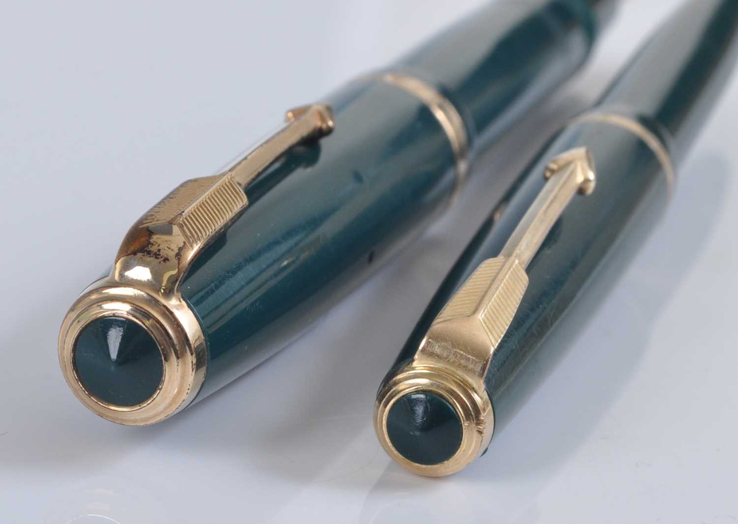 A Parker Duofold fountain pen and ballpoint pen set, in emerald green with gold trim, the fountain - Image 4 of 7