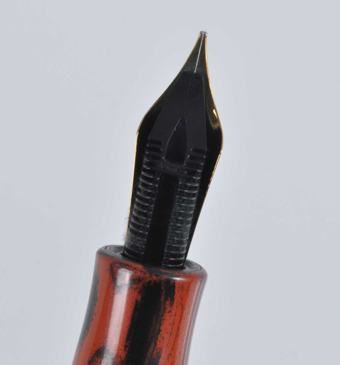 A Conway Stewart Churchill Red Ripple fountain pen, limited edition No.368/500, with gold trim, - Bild 6 aus 10