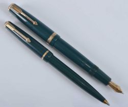 A Parker Duofold fountain pen and ballpoint pen set, in emerald green with gold trim, the fountain