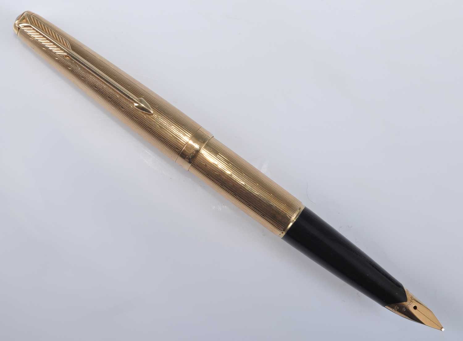 A Parker 65 Custom Insignia double-jewelled fountain pen, in 9ct gold Waterdrop design, the barrel