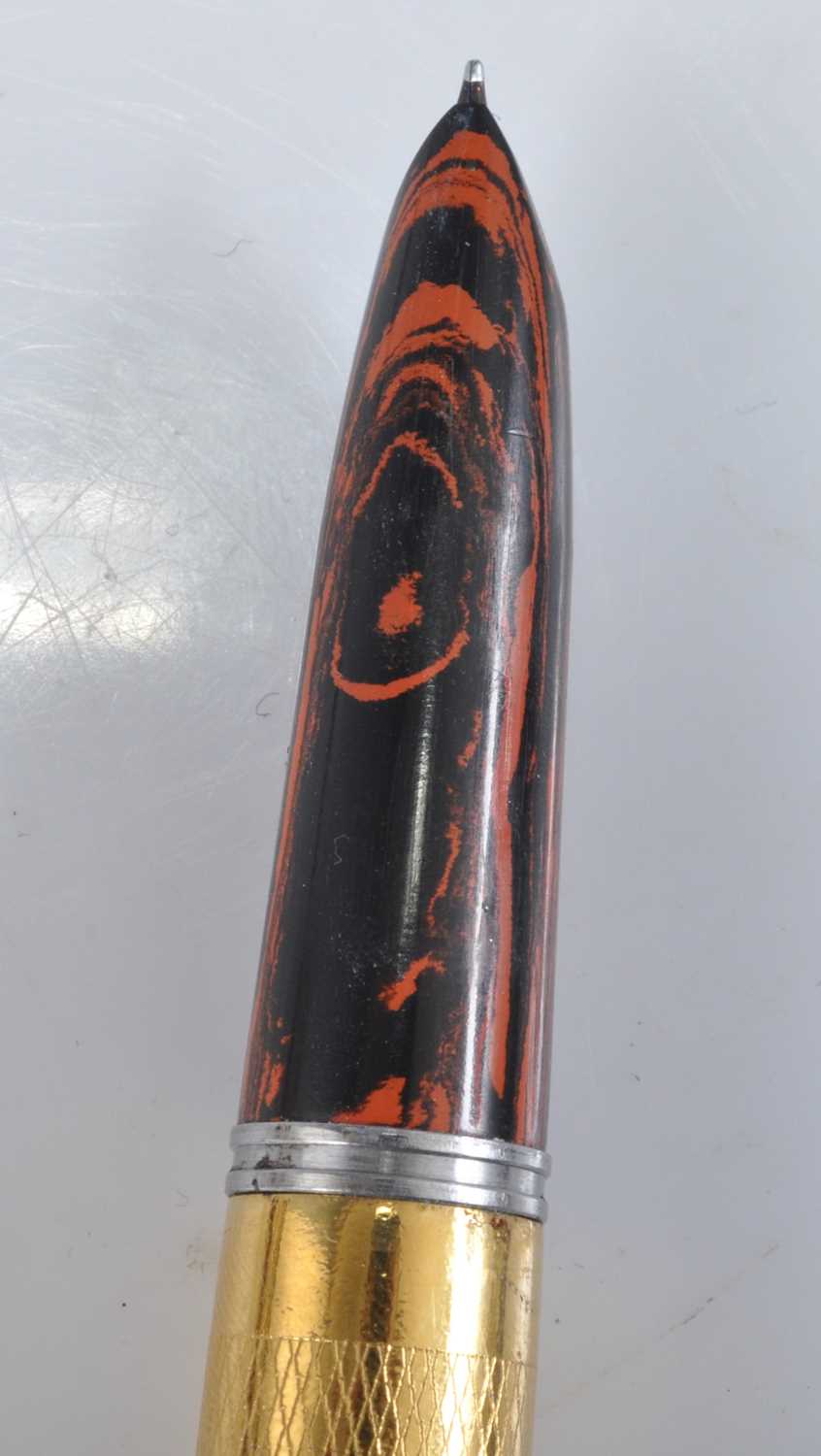 A Parker 51 fountain pen by Ariel Kullock, having red ripple hood and gold barley case, the barrel - Image 2 of 7