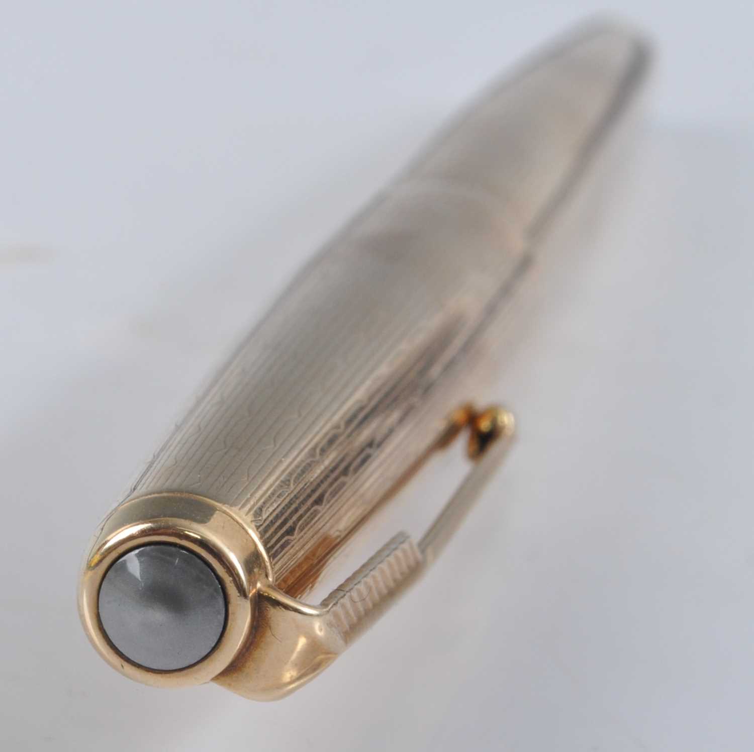 A Parker 65 Custom Insignia double-jewelled fountain pen, in 9ct gold Waterdrop design, the barrel - Image 6 of 8