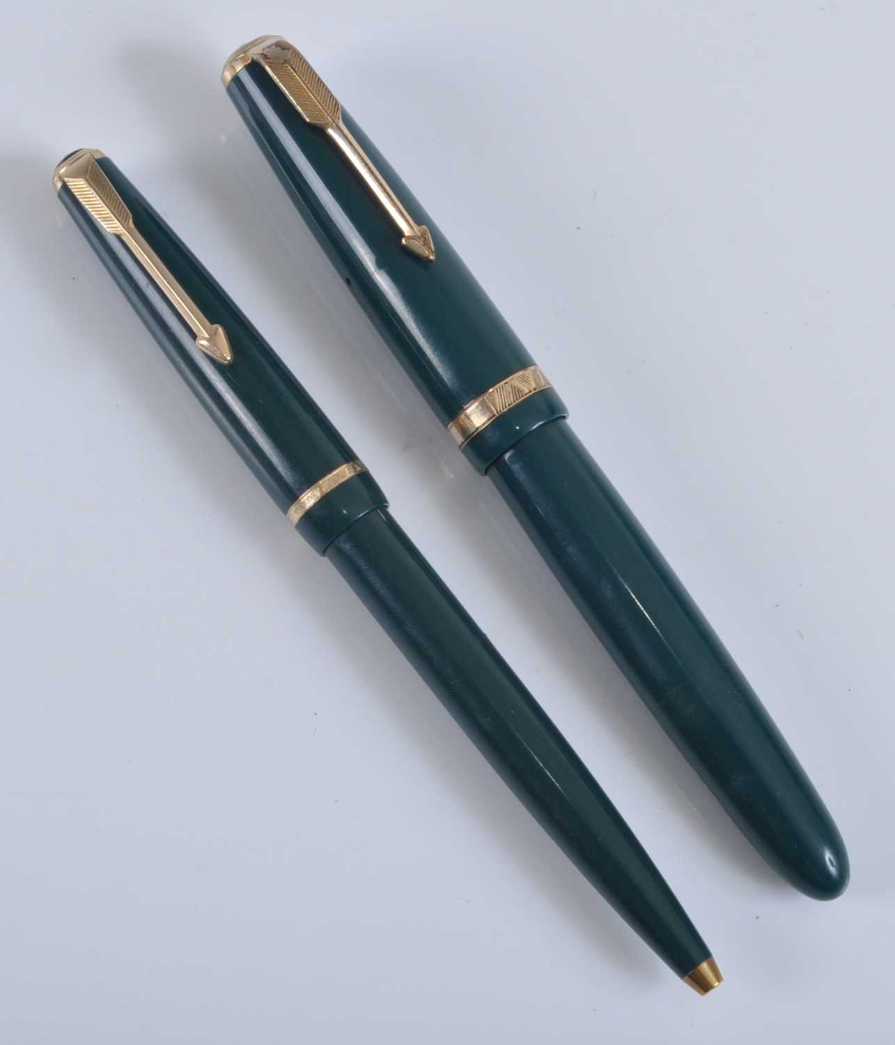 A Parker Duofold fountain pen and ballpoint pen set, in emerald green with gold trim, the fountain - Image 7 of 7
