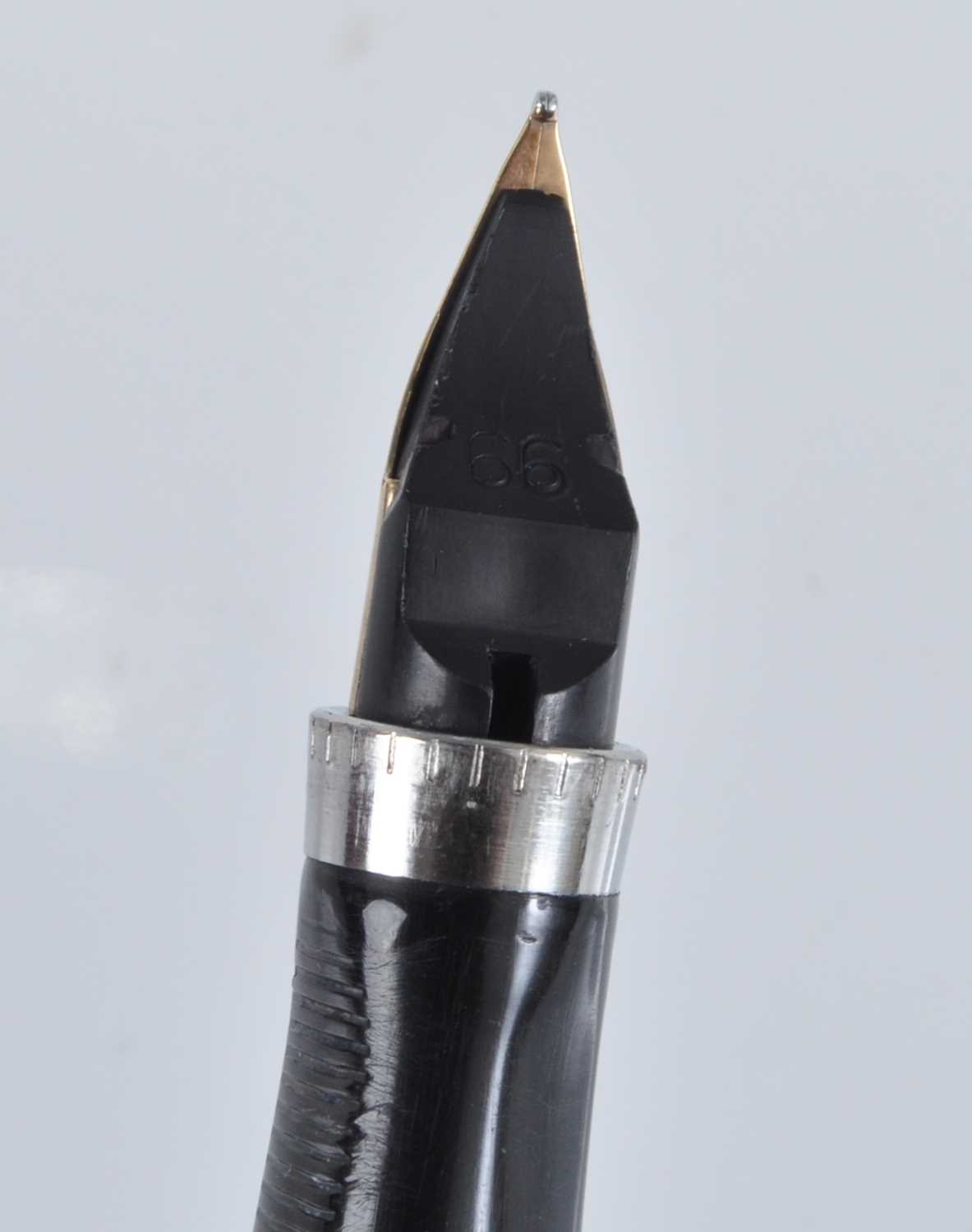A Parker 75 Cisele fountain pen, in silver crosshatch with gold plated fittings, the cap with - Image 3 of 7