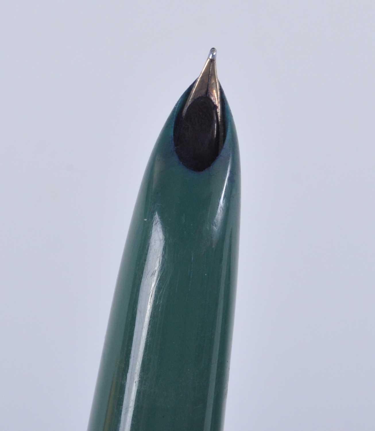 A Parker 51 double jewelled fountain pen, in Nassau Green with gold trim, the barrel engraved PARKER - Image 5 of 7